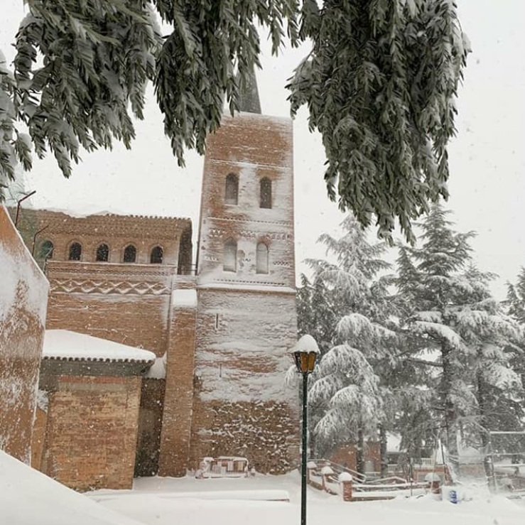 Fotografía de la iglesia de Encinacorba bajo una gran nevada