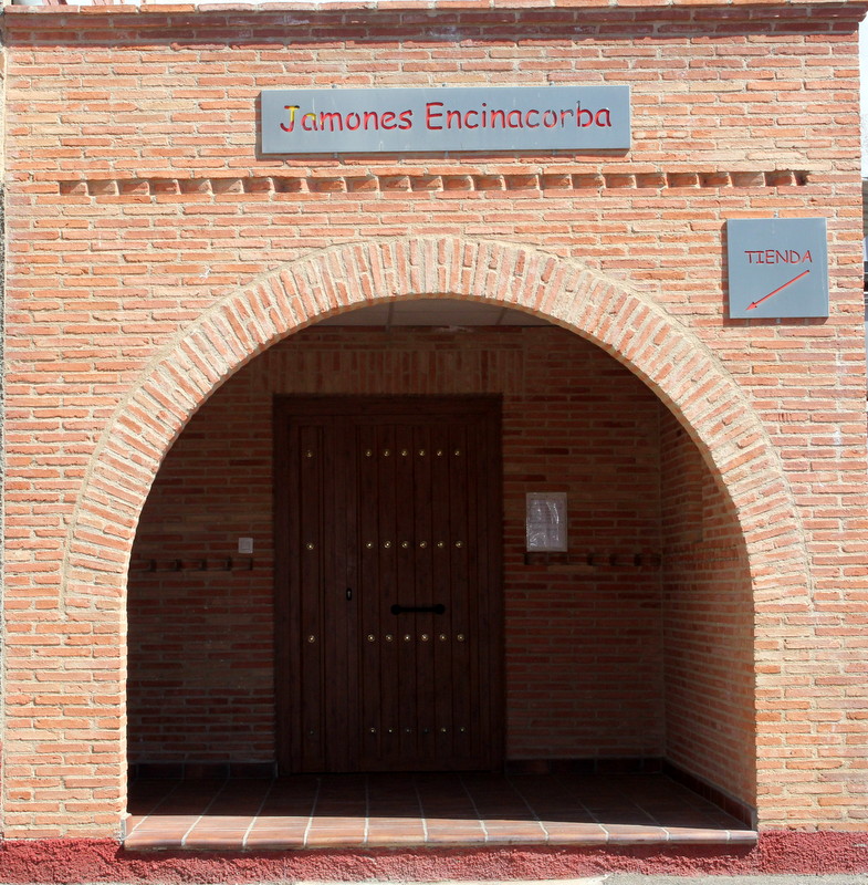 Fotografía del arco de entrada del secadero de Jamones Encinacorba